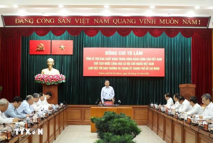 Cùng dự buổi làm việc có các Ủy viên Bộ Chính trị: Nguyễn Duy Ngọc, Bí thư Trung ương Đảng, Trưởng Ban Tổ chức Trung ương; Trần Lưu Quang, Bí thư Thành ủy TPHCM; các đồng chí Ủy viên Trung ương Đảng, lãnh đạo Chính phủ, ban, ngành, cơ quan Trung ương và lãnh đạo TPHCM. Ảnh: TTXVN