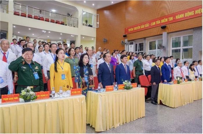 Đại biểu thực hiện nghi lễ chào cờ trước khi khai mạc Đại hội Hội Nhà báo tỉnh Điện Biên lần thứ VIII, nhiệm kỳ 2026 - 2031