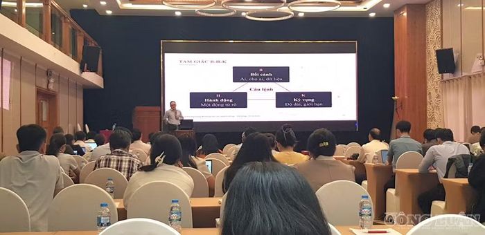 Báo cáo viên trình bày chuyên đề “Ứng dụng trí tuệ nhân tạo trong hoạt động báo chí, truyền thông và thông tin cơ sở: Từ nhận thức đến kỹ năng thực hành an toàn, hiệu quả”