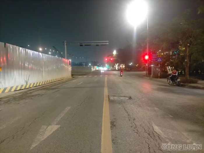 Trong khi đó, một người dân sống gần công trường cho biết, trước đó, mặt đường phố Việt Hưng cũng xuất hiện các vết nứt và đã được sửa chữa, vá những vị trí hư hỏng. Gần đây, tình trạng tương tự tiếp tục xảy ra trên phố Nguyễn Minh Châu, với những vết nứt kéo dài và một đoạn đường bị sụt lún.