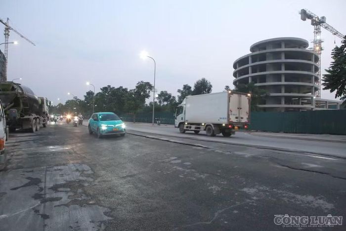 Ghi nhận phía ngoài ngõ 1 phố Nguyễn Minh Châu, dọc tuyến phố Nguyễn Minh Châu, đoạn từ nút giao với phố Việt Hưng, mặt đường cũng xuất hiện nhiều vết nứt kéo dài.