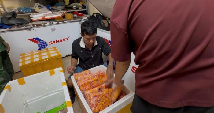 Bộ đội biên phòng khám xét kho chứa hàng (ảnh: Biên phòng Lào Cai).