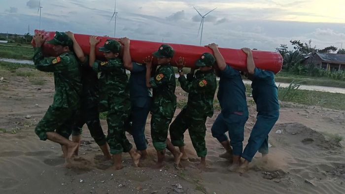 Đồn Biên phòng Cổ Chiên và các lực lượng triển khai các biện pháp ứng cứu, khắc phục sự cố. Ảnh: Trần Giỏi