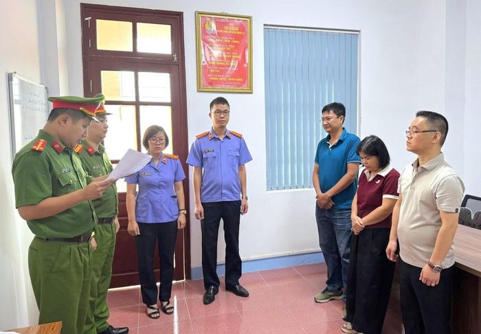 Công an Lạng Sơn đọc các quyết định khởi tố (Ảnh: Công an Lạng Sơn).