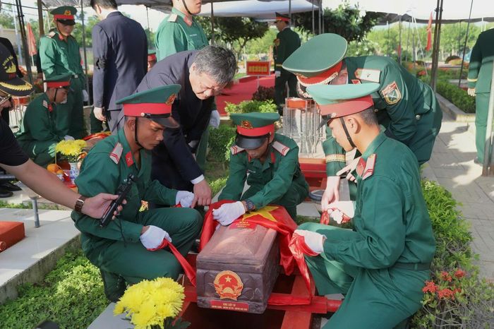 Bí thư Tỉnh ủy Khánh Hòa Trần Phong cùng lực lượng tiêu binh di chuyển các hài cốt liệt sĩ đến ô mộ để an táng. Ảnh: Mai Đông