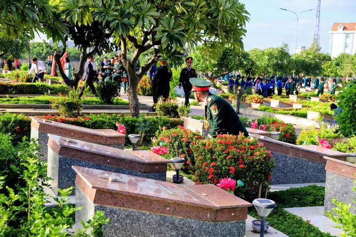Tỉnh Khánh Hòa tổ chức lễ viếng, truy điệu và an táng 25 hài cốt liệt sĩ tại Nghĩa trang liệt sĩ Ninh Thuận (xã Xuân Hải). Ảnh: Mai Đông.