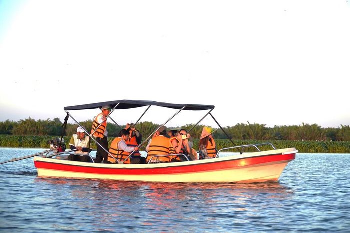 Với cảnh quan nguyên sơ, trong lành, sinh vật phong phú, bãi sậy sông Đầm là điểm du lịch hút khách. Ảnh: Thanh Hiền