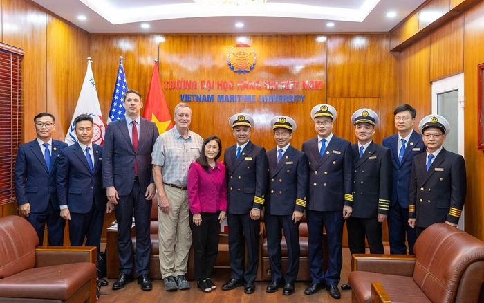 Các đại biểu chụp hình lưu niệm.