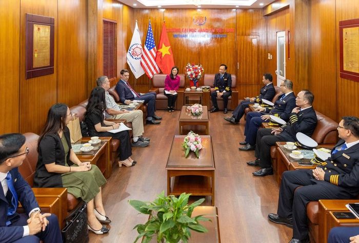 Bà Jennifer Wicks – Đại sứ Đặc mệnh Toàn quyền Hoa Kỳ tại Việt Nam cùng đoàn công tác đến thăm và làm việc tại Trường Đại học Hàng hải Việt Nam.