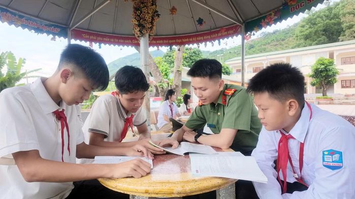 Trung úy Trung gần gũi chỉ dạy tận tình kiến thức, kỹ năng sống cho các em. Ảnh: Thùy Dương