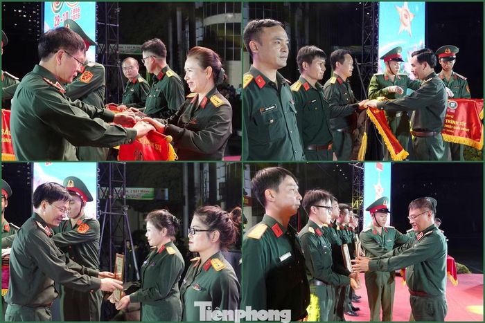 Lãnh đạo Học viện Kỹ thuật Quân sự trao thưởng các đội có thành tích cao và các tiết mục đoạt giải A trong Liên hoan nghệ thuật quần chúng chào mừng kỷ niệm 60 năm ngày truyền thống Học viện.