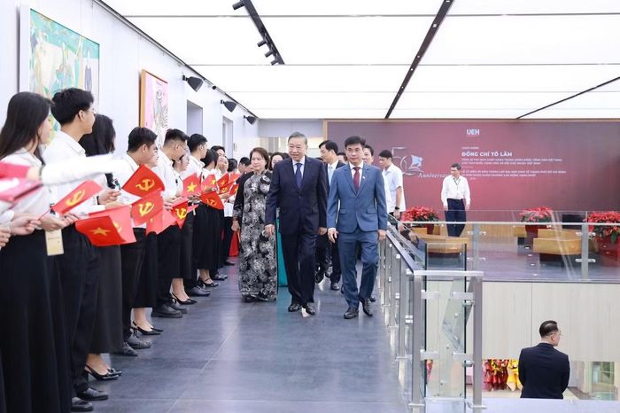 Tổng Bí thư, Chủ tịch nước tham quan Phòng Truyền thống số UEH