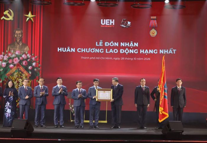 Tổng Bí thư, Chủ tịch nước Tô Lâm trao Huân chương Lao động hạng Nhất cho tập thể cán bộ, giảng viên, nhân viên UEH