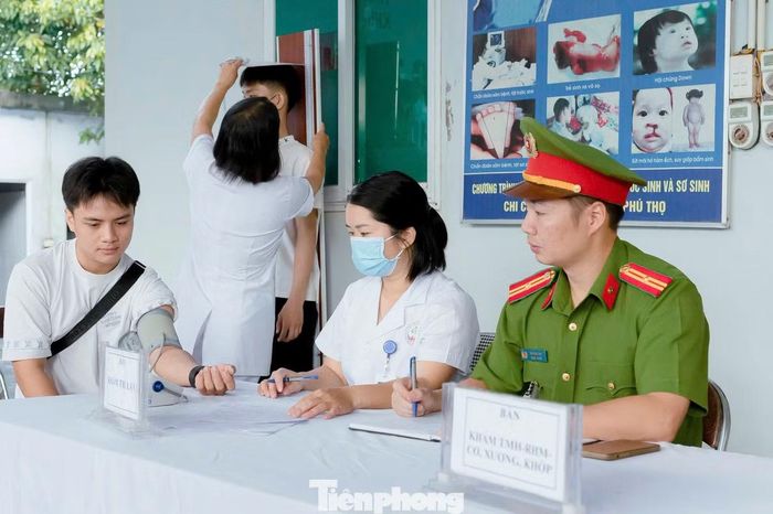Thanh niên tỉnh Phú Thọ tham gia khám sức khỏe NVQS.