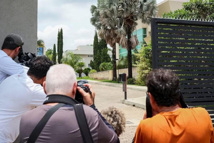 Phóng viên tập trung bên ngoài tư dinh của ông Bolsonaro ở Brasilia. (Ảnh: Reuters)