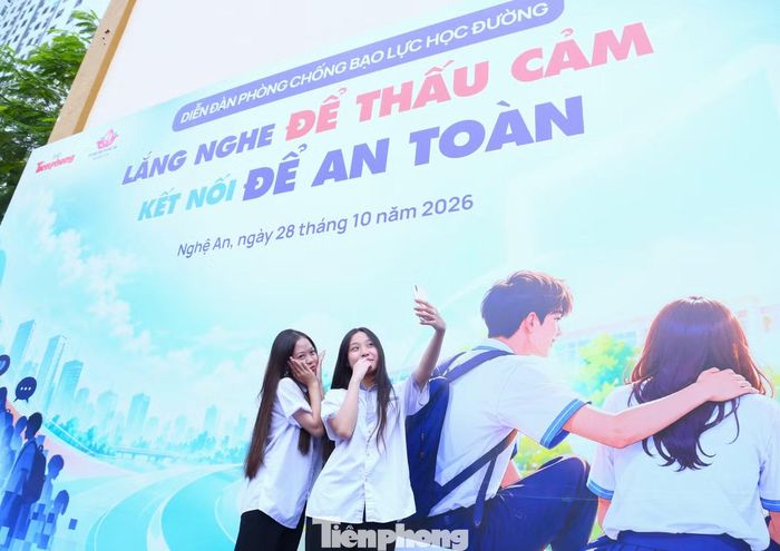 Học sinh check-in, hào hứng chờ đón diễn đàn.