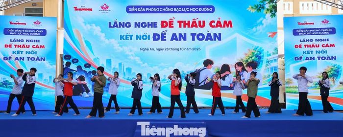 Học sinh Trường THPT Hà Huy Tập tích cực tập luyện các tiết mục văn nghệ.