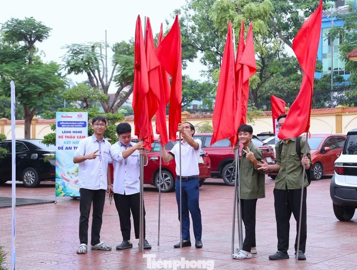 Thầy trò Trường THPT Hà Huy Tập treo cờ phướn, trang trí khuôn viên trường.