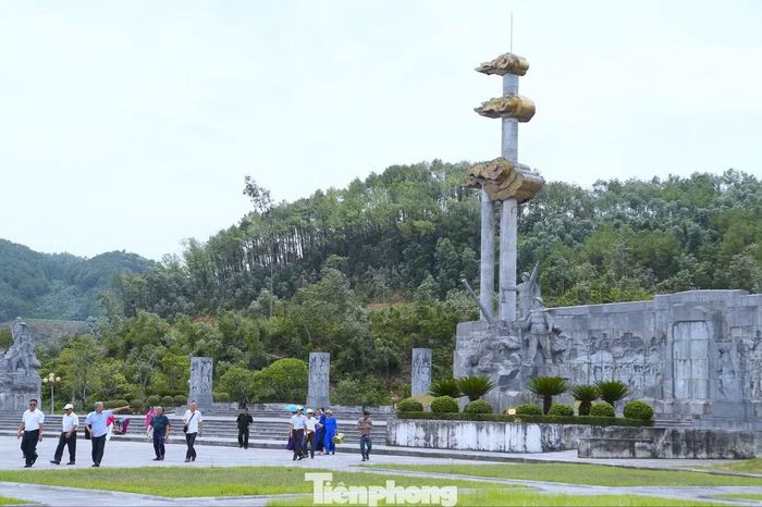 Du khách về thăm Truông Bồn.
