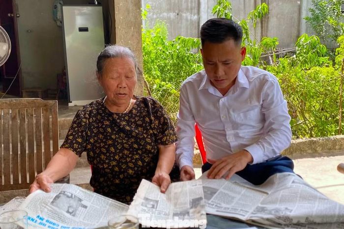 Ông Phan Trọng Lộc - Giám đốc Khu Di tích lịch sử quốc gia Truông Bồn, cùng nữ TNXP Phạm Thị Thuần.