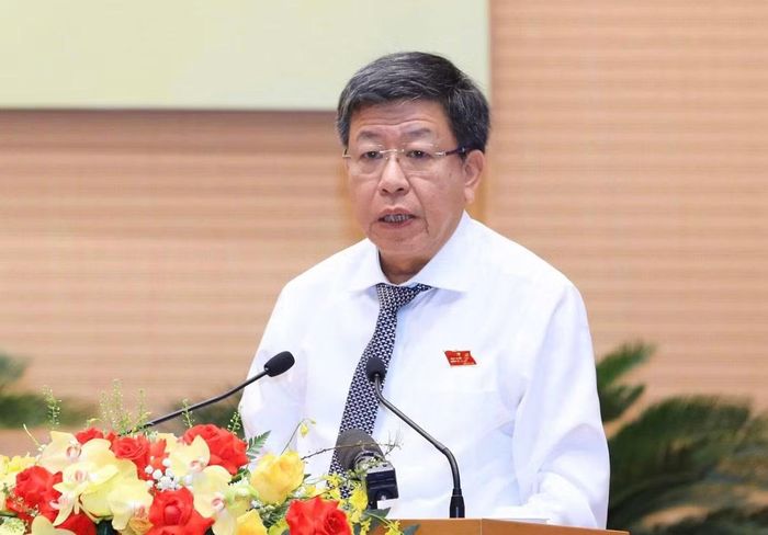 Phó Chủ tịch Thường trực UBND thành phố Dương Đức Tuấn trao đổi tại phiên họp