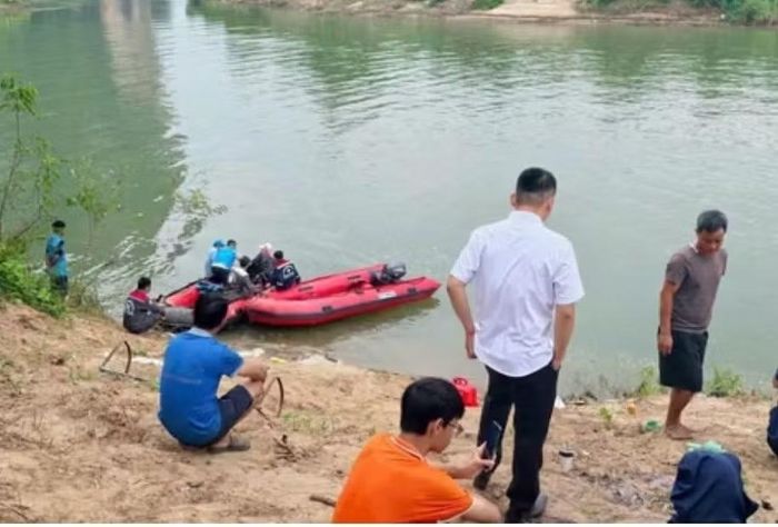 Lực lượng chức năng tìm kiếm nhiều ngày.