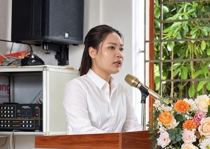 Trần Thị Linh (23 tuổi), tân Trưởng thôn Kênh Gà. Ảnh: NVCC