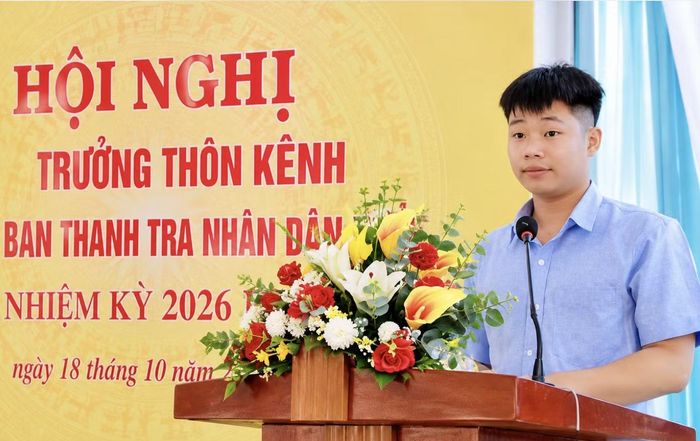 Đoàn Văn Ngọc (21 tuổi), chính thức được bầu làm Trưởng thôn Kênh. Ảnh: NVCC