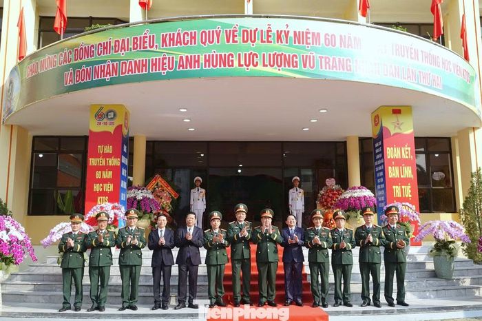Đại tướng Nguyễn Trọng Nghĩa cùng các đại biểu tới dự buổi lễ. Ảnh: Nguyễn Minh