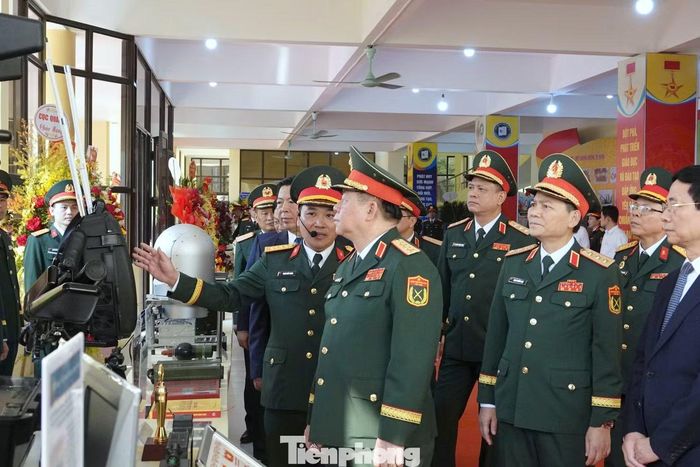Đại tướng Nguyễn Trọng Nghĩa cùng các đại biểu tham quan một số sản phẩm quốc phòng nổi bật do Học viện Kỹ thuật Quân sự nghiên cứu, chế tạo.
