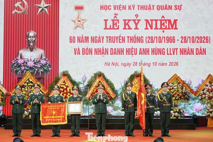 Thừa ủy quyền của Chủ tịch nước, Đại tướng Nguyễn Trọng Nghĩa trao danh hiệu Anh hùng LLVTND lần thứ hai tặng Học viện Kỹ thuật Quân sự.