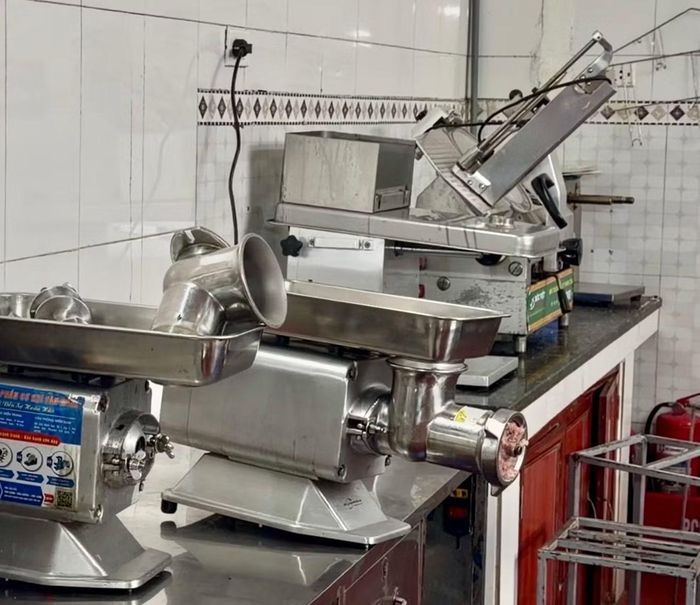 Khoảng 10h30 phút, suất ăn được chuyển đi các trường, khu vực sơ chế vẫn ngổn ngang. (ảnh: Hà Linh)