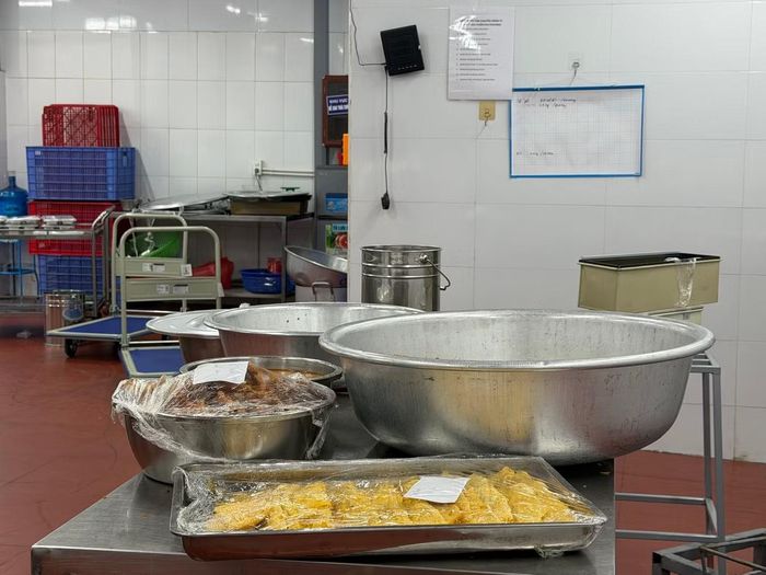 Khu vực chia suất ăn của công ty này (ảnh: Hà Linh)