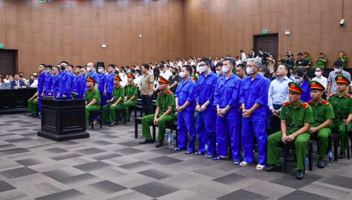 Các bị cáo tại hội trường chính.