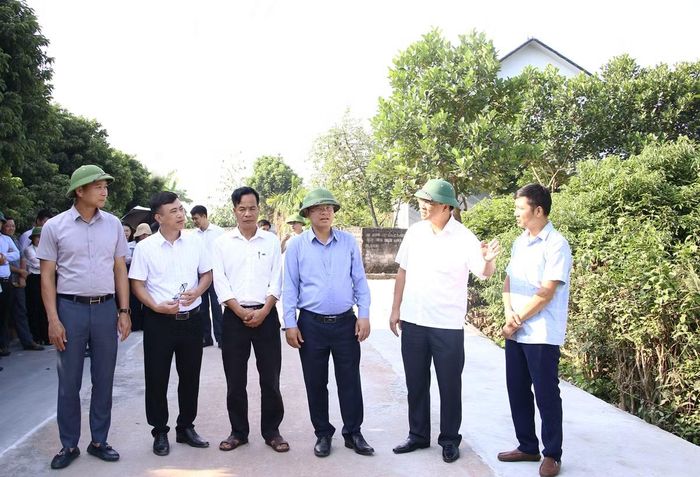 Phó Chủ tịch UBND thành phố Bắc Ninh Phan Thế Tuấn thị sát tại tuyến đường trên địa bàn thôn Dầm Chúc, xã Yên Thế.