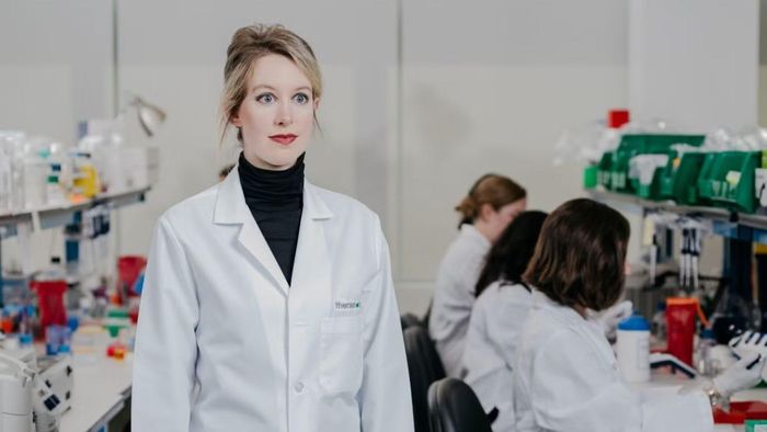  Elizabeth Holmes từ nữ tỷ phú tự thân giàu nhất nước Mỹ đến kẻ lừa đảo công nghệ. Ảnh: CNN. 