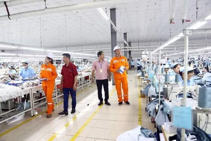 Giá điện giảm có thể giúp doanh nghiệp tiết kiệm được không ít chi phí.
