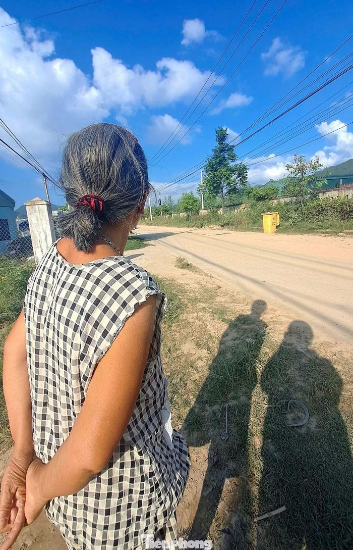 Người dân phản ánh tình trạng bụi bặm, giao thông đi lại gặp nhiều khó khăn do tuyến đường thi công chậm.
