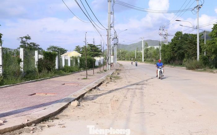 Tuyến đường được mở rộng tạo điều kiện đi lại thuận lợi cho người dân, tuy nhiên nhiều hạng mục còn dang dở.