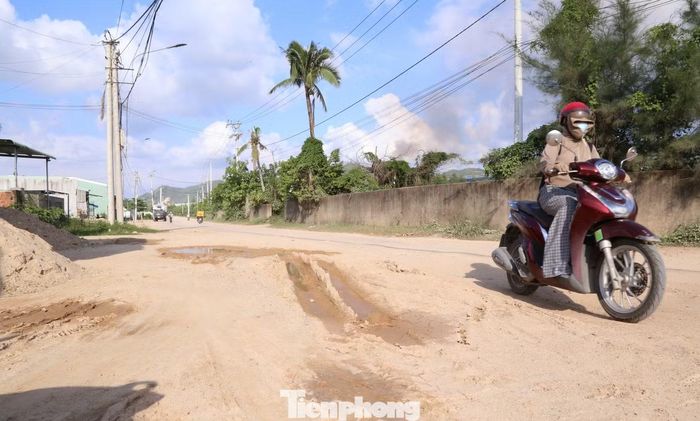 Đoạn cuối tuyến đường thi công còn dang dở, ảnh hưởng đến phương tiện lưu thông.