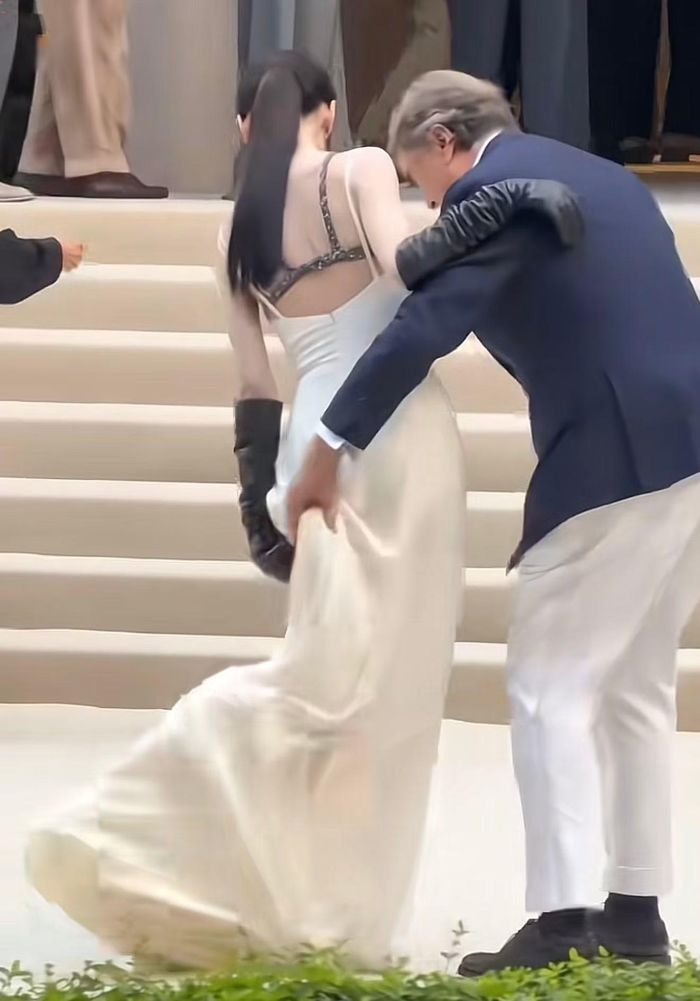 Kim Yoo Jung, Lưu Đào, Trần Đô Linh bị chủ tịch Brunello Cucinelli động chạm cơ thể quá mức.