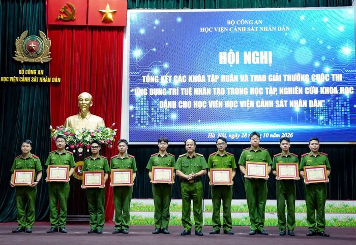 Lãnh đạo Học viện CSND khen thưởng các học viên đạt giải cao tại cuộc thi. Ảnh: BTC
