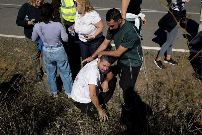 Các hành khách được sơ tán khỏi hiện trường. (Ảnh: Reuters)
