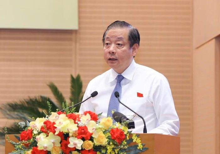 Trưởng Ban Đô thị HĐND thành phố Trần Hợp Dũng trình bày báo cáo thẩm tra. Ảnh: Thành Thái Hùng