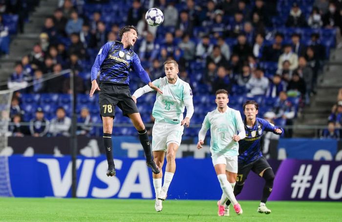 Buriram (áo trắng) trong trận hòa Gamba Osaka