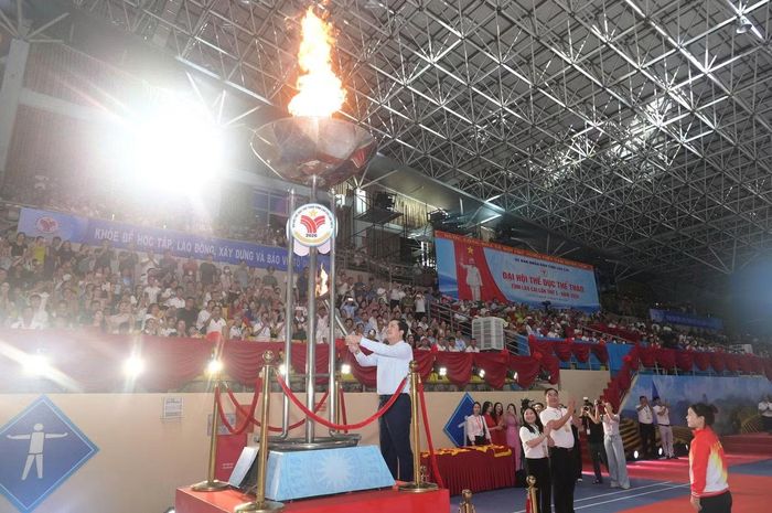 Bí thư Tỉnh ủy Lào Cai Dương Quốc Huy thực hiện nghi thức thắp lửa Đại hội.