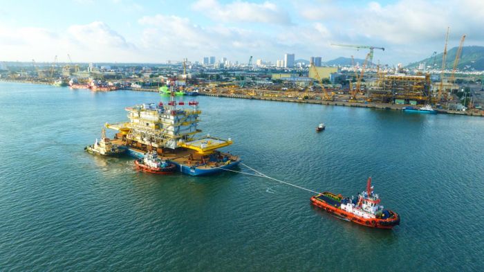 Trạm biến áp điện gió ngoài khơi dự án Baltica 2 trên đường đến biển Baltic.