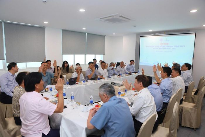 Các đại biểu biểu quyết thông qua 1 số nội dung của hội nghị.
