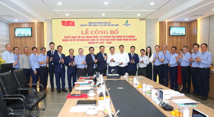 Đảng ủy phường Nghĩa Lộ và các thành viên BCH Đảng bộ BSR chúc mừng các tân Ủy viên BCH Đảng bộ BSR.