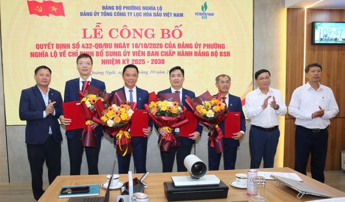 Đồng chí Trần Phước Hải - Bí thư Đảng ủy, Chủ tịch HĐND phường Nghĩa Lộ trao Quyết định và đồng chí Bùi Ngọc Dương - Bí thư Đảng ủy, Chủ tịch HĐQT BSR tặng hoa chúc mừng các đồng chí được bổ sung vào BCH Đảng bộ BSR nhiệm kỳ 2025-2030.